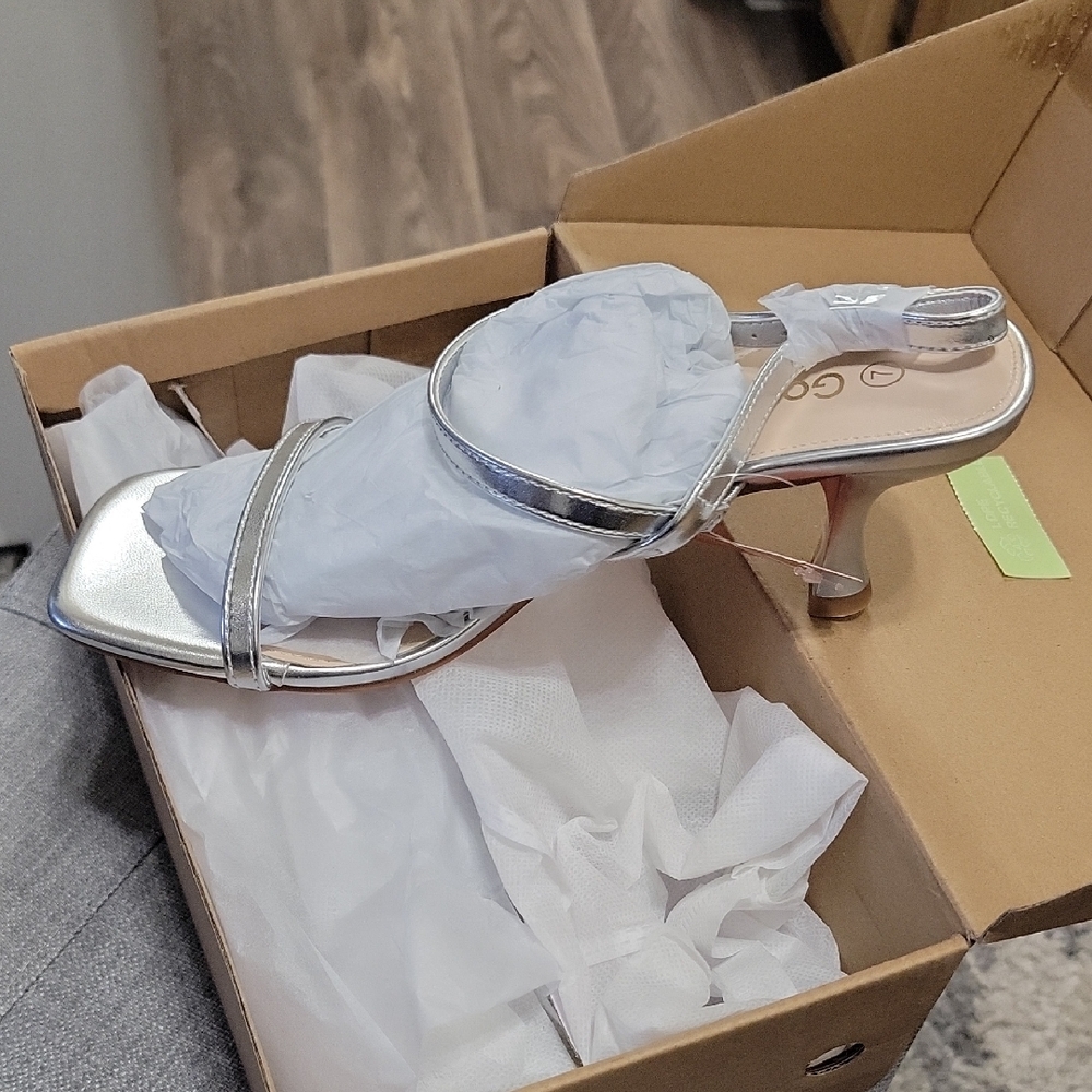 NWT Gorfen Silver Women's Kitty Heeled Sandals